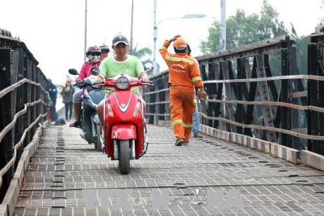 Thông xe cầu cũ Long Kiểng sau 12 ngày sửa nhịp cầu sập