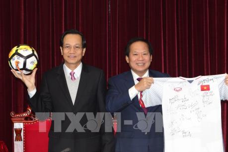 Thủ tướng tặng quả bóng và áo cầu thủ U23 để đấu giá ủng hộ người nghèo