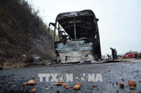 Xe khách giường nằm cháy rụi trên đèo Pha Đin