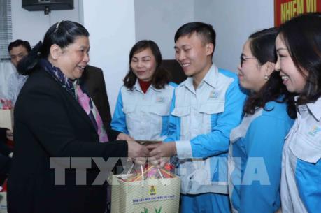 Phó Chủ tịch Quốc hội Tòng Thị Phóng chúc Tết công nhân môi trường đô thị Hà Nội