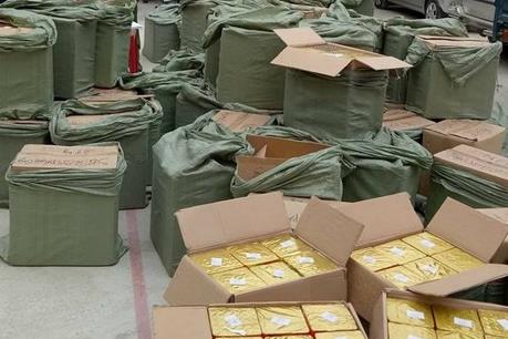 Bắt loạt xe chở pháo hoa và thuốc lá trái phép