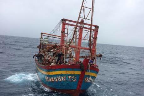 Hà Tĩnh: Kịp thời cứu 11 thuyền viên gặp nạn trên biển