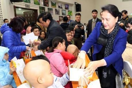 Chủ tịch Quốc hội Nguyễn Thị Kim Ngân thăm và trao quà Tết tặng bệnh nhi ung thư
