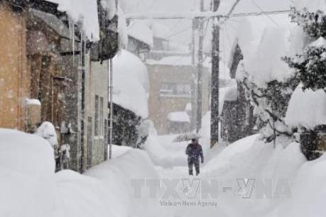 Tuyết rơi dày tại Nhât Bản khiến hàng nghìn ô tô bị kẹt trên đường