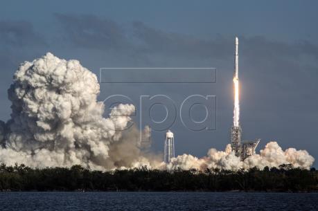 SpaceX phóng tên lửa mạnh nhất thế giới đưa chiếc xe Tesla lên vũ trụ