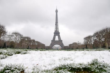 Tháp Eiffel phải đóng cửa do tuyết rơi nhiều