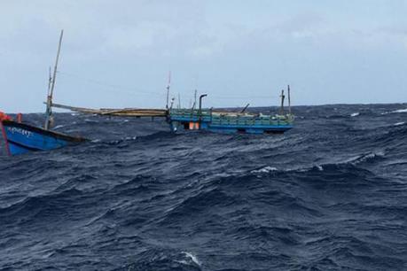 Khẩn trương tìm kiếm 2 ngư dân Quảng Trị mất tích do lật thuyền trên biển