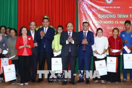 Thủ tướng Nguyễn Xuân Phúc thăm, tặng quà công nhân lao động tỉnh Đắk Lắk