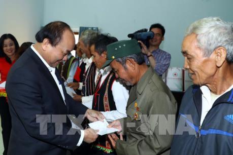 Thủ tướng Nguyễn Xuân Phúc tặng quà Tết cho đồng bào dân tộc thiểu số tỉnh Đắk Nông