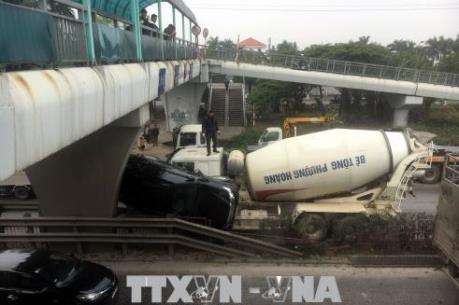 Giải tỏa ùn tắc trên Quốc lộ 5 do xe bồn trộn bê tông va chạm với xe con
