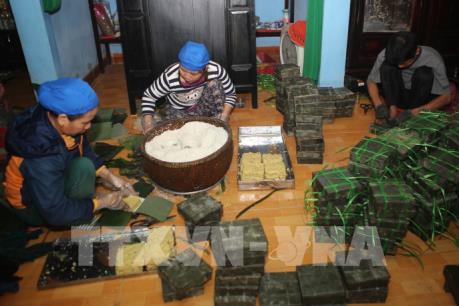 Bánh tét làng Chuồn hối hả phục vụ Tết