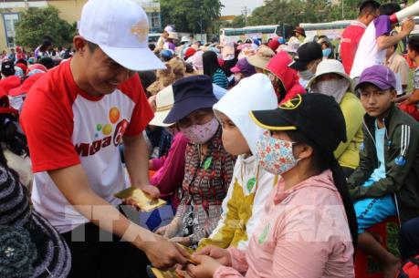 TP Hồ Chí Minh: Hơn 800 người bán vé số dạo được đưa về quê đón Tết