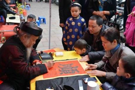 Người Việt thường làm gì trong ngày Tết cổ truyền?