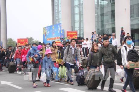 Ấm áp những chuyến xe nghĩa tình đưa công nhân lao động Thủ đô về quê đón Tết