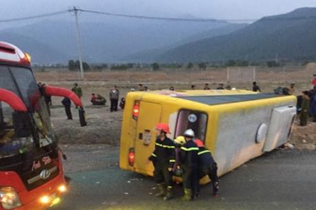 Tai nạn xe khách nghiêm trọng làm 2 người chết, 11 người bị thương