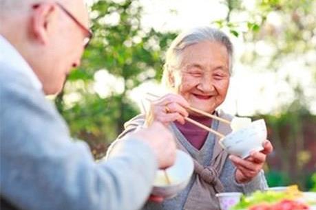 Người cao tuổi cần tránh những món ăn này trong dịp Tết