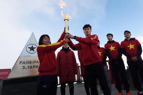 U23 Việt Nam rước đuốc, truyền lửa cho tuyển bóng đá nữ trên đỉnh Fansipan
