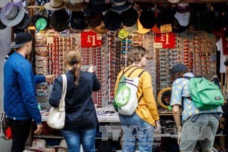Dân Anh chi ít tiền hơn cho mua sắm