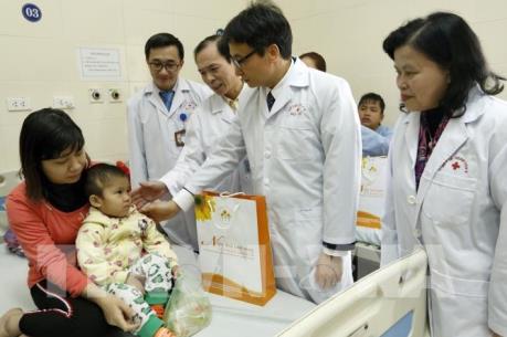 Phó Thủ tướng Vũ Đức Đam thăm, tặng quà các bệnh nhân ung thư tại Bệnh viện K