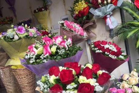 Thị trường ngày Valentine sôi động vào giờ chót