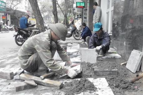 Hà Nội chỉ ra hàng loạt thiếu sót từ lát đá vỉa hè