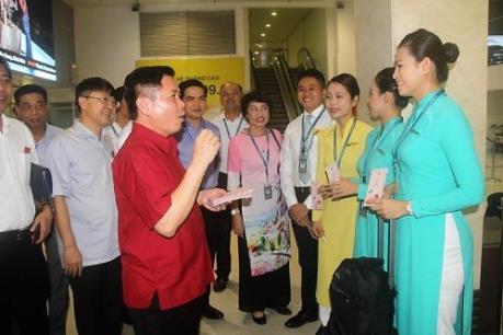 Hành khách nhận quà “lì xì” trên những chuyến bay đầu tiên trong năm mới Mậu Tuất