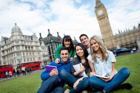 Giới lập pháp Anh kêu gọi chính phủ hạ lãi suất cho các khoản vay sinh viên