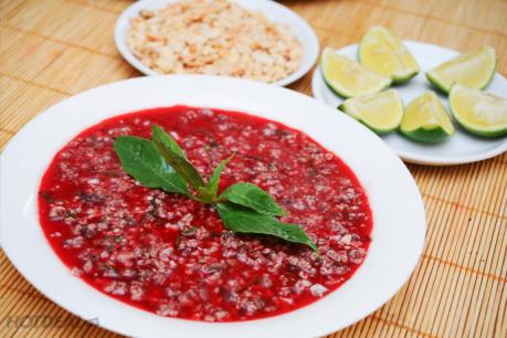 Ăn tiết canh lợn, một bệnh nhân phải nhập viện cấp cứu