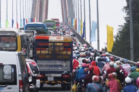 Ùn tắc giao thông nghiêm trọng tại Quốc lộ 60 và cầu Rạch Miễu