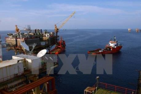 Giá dầu thế giới chạm mức cao nhất trong hai tuần