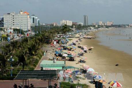 Lượng khách đổ về thành phố Vũng Tàu tắm biển, du xuân tiếp tục tăng