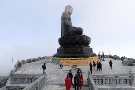 Du khách mê mẩn ăn chơi ở lễ hội khèn hoa Sa Pa