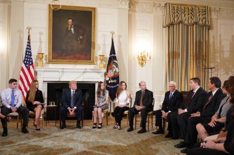 Mỹ công bố báo cáo kinh tế chính thức đầu tiên dưới thời Tổng thống D.Trump