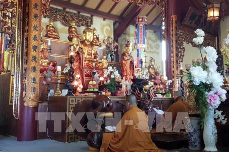 Du lịch tâm linh hút khách những ngày đầu năm mới