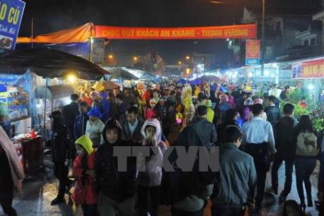 Tấp nập dòng người đội mưa về phiên chợ  “Mua may, bán rủi”