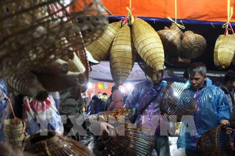 Tấp nập dòng người đội mưa về phiên chợ “Mua may, bán rủi” 