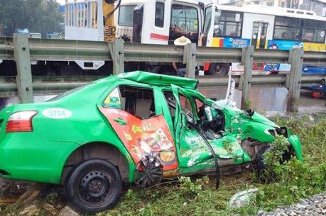 Taxi Mai Linh bị tàu hỏa đâm văng, lái xe tử vong