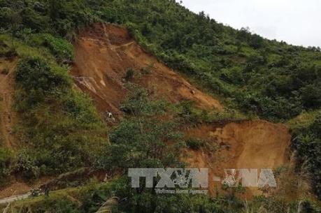 Hà Tĩnh: Sạt lở gây chia cắt giao thông trên tuyến Quốc lộ 8