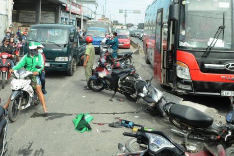 Bình Dương: Xe khách vượt đèn đỏ gây tai nạn nghiêm trọng