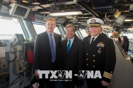 Đại sứ Việt Nam tại Mỹ Phạm Quang Vinh thăm Norfolk và tàu sân bay USS George H.W. Bush
