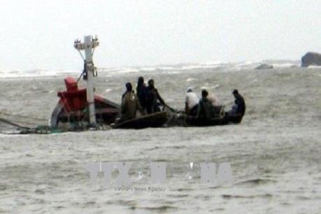 Ngư dân trên tàu cá Quảng Ngãi bị chìm đã được đưa vào bờ an toàn