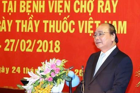 Thủ tướng thăm, chúc mừng cán bộ, nhân viên ngành Y tế nhân dịp Ngày Thầy thuốc Việt Nam