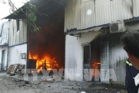 Cháy lớn ở một công ty gỗ ở Bình Dương