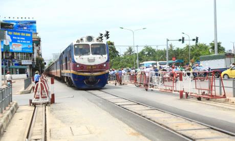Hà Nội: Vượt rào chắn, một người đi bộ bị tàu hỏa đâm