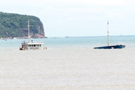Duyệt phương án thanh thải 2 tàu nước ngoài bị chìm ở Vịnh Quy Nhơn