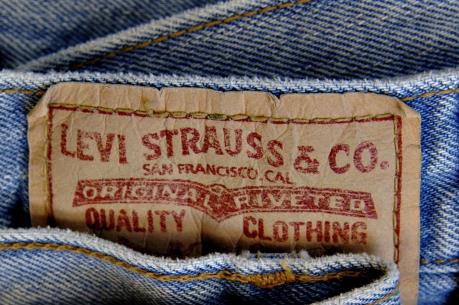 Hãng Levi Strauss sử dụng robot thay thế toàn bộ công nhân mài quần bò