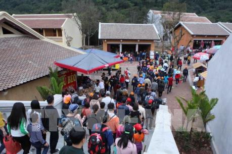 Đình chỉ công tác đối với cán bộ Kho bạc Nhà nước đi lễ trong giờ hành chính