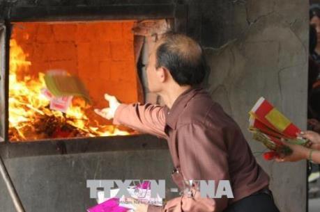 Đốt vàng mã: Làm gì để hạn chế?