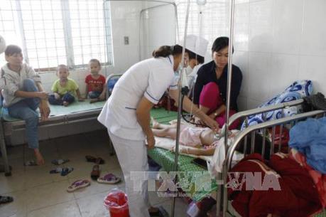 Hơn 70 học sinh nhập viện nghi do ngộ độc thực phẩm