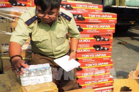 Phát hiện xe tải mang biển số nước ngoài chở 290 hộp tân dược không rõ nguồn gốc